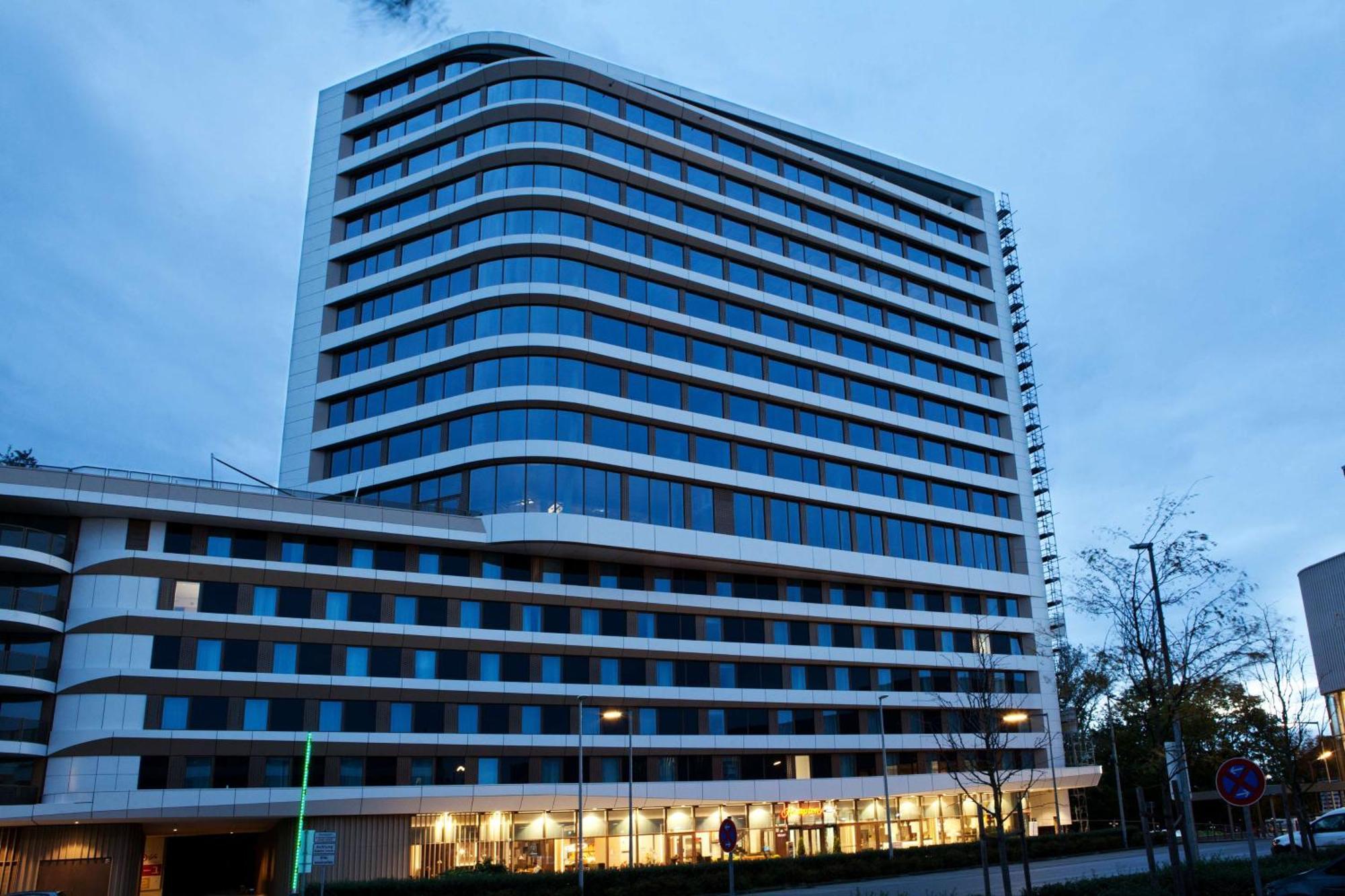 Hotel Hampton By Hilton Center East 3*